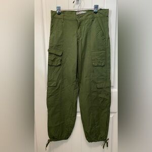 Refuge olive green cargo pants. Size Medium. Tie ankles.